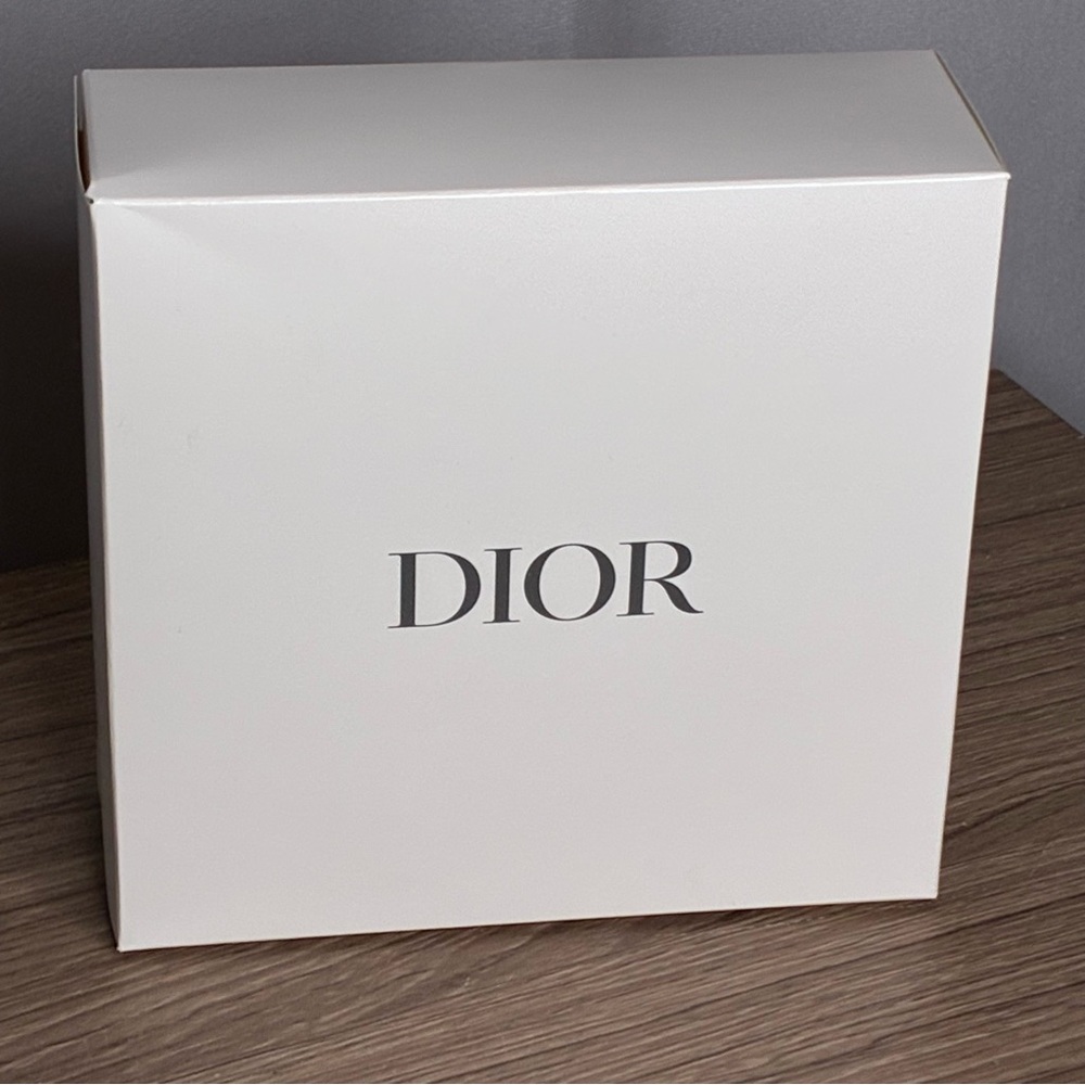 NWT Dior Embroidered Butterfly Round Mesh Cosmetic Pouch in Cream & Pink - Picture 5 of 7